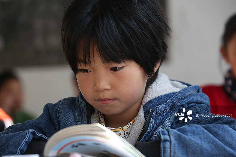 乡村小学里的小学女生图片素材