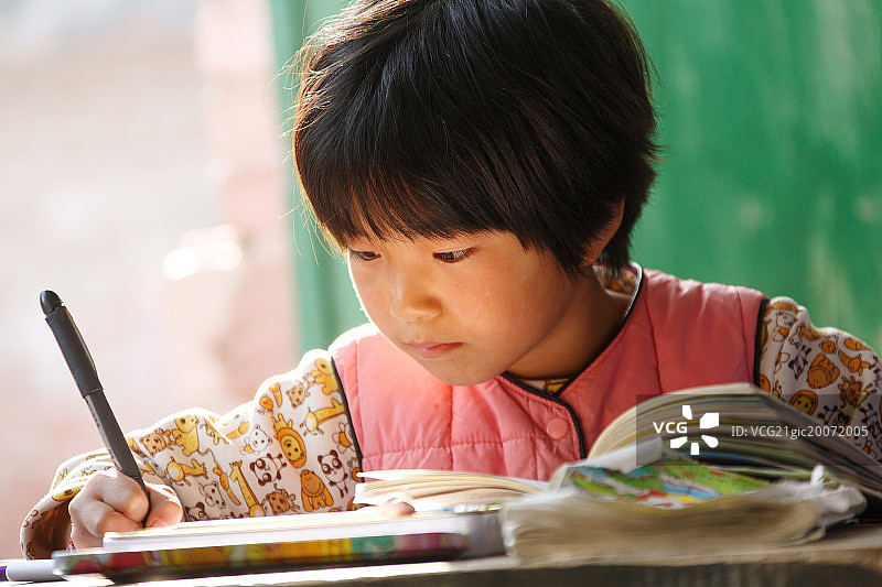 乡村小学里的小学女生图片素材