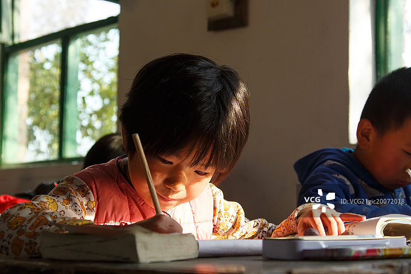 乡村小学里的小学生在上课图片素材