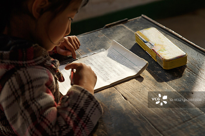 乡村小学里的小学女生图片素材
