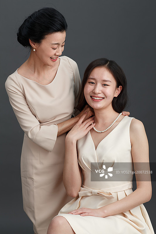 妈妈给女儿戴项链图片素材