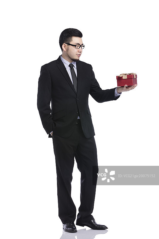 手拿礼盒的男人图片素材