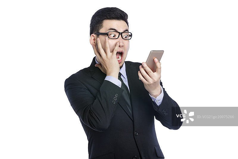 表情夸张的男士看手机图片素材
