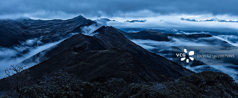 四川省宝兴县达瓦更扎雪山图片素材