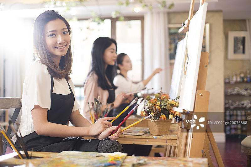 闺蜜在画室画画图片素材