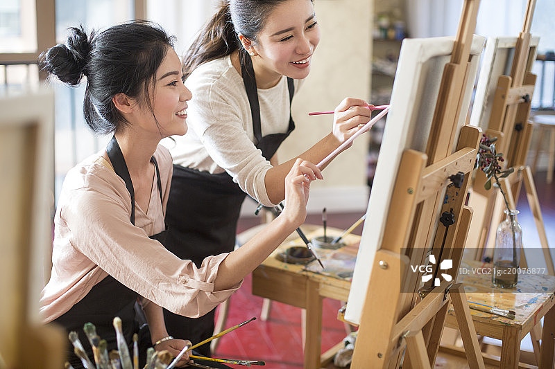 闺蜜在画室画画图片素材