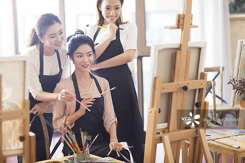 闺蜜在画室画画图片素材