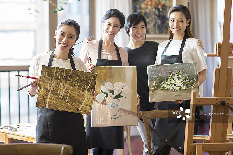 美术老师教年轻女子画画图片素材