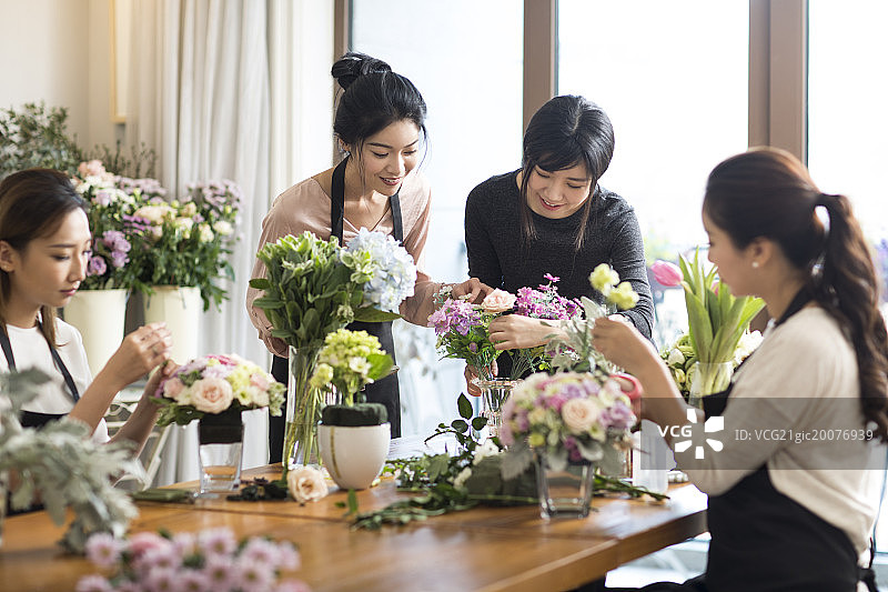 闺蜜一起参加插花艺术沙龙图片素材