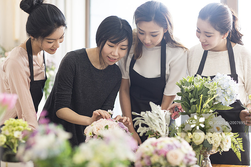 闺蜜一起参加插花艺术沙龙图片素材