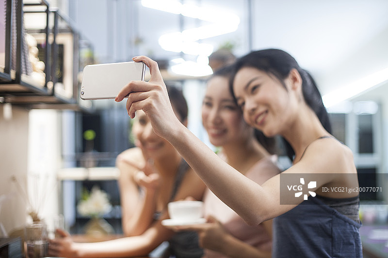 好闺蜜用手机自拍图片素材