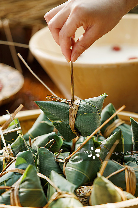 中年女人在包粽子图片素材
