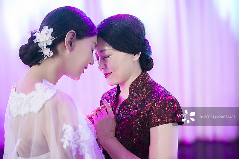 Mother and daughter hugging at wedding图片素材