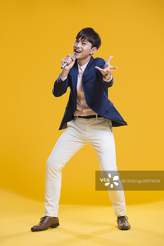 快乐男生拿着麦克风唱歌图片素材