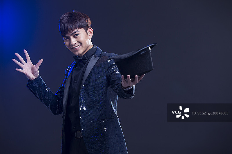 年轻魔术师变魔术图片素材