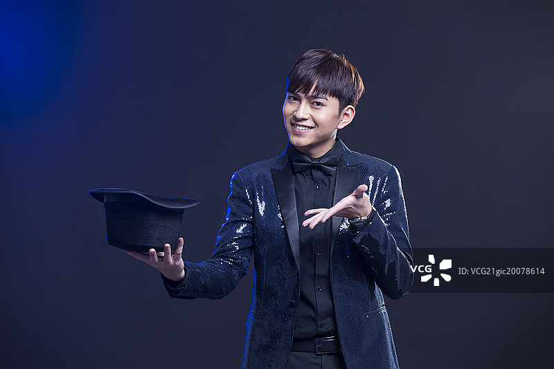 年轻魔术师变魔术图片素材