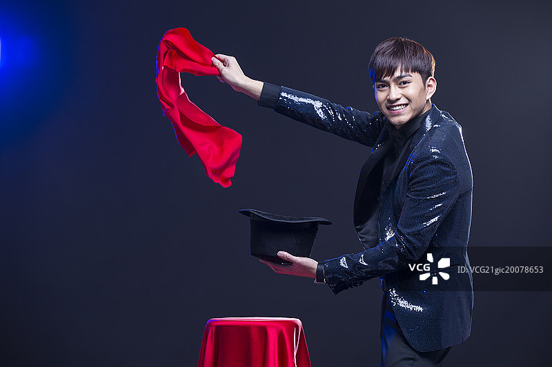 年轻魔术师变魔术图片素材