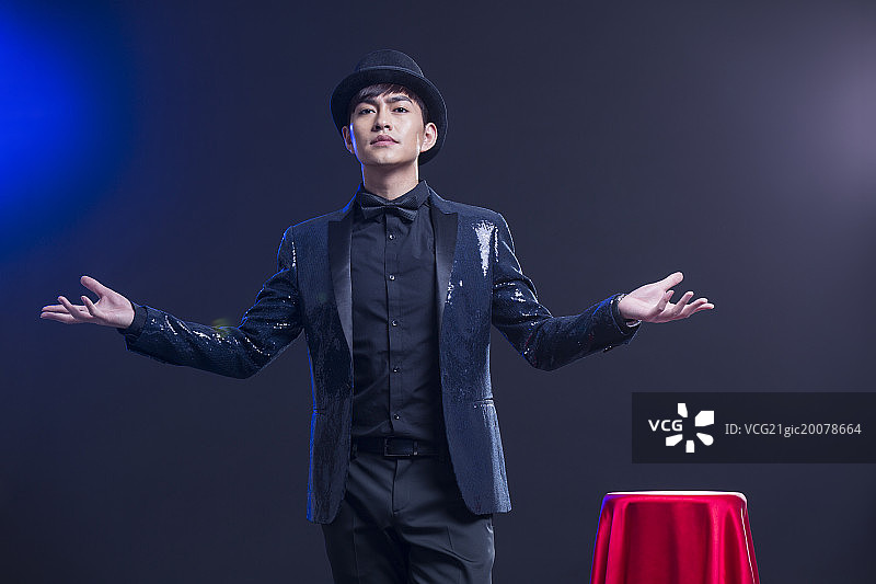 年轻魔术师变魔术图片素材