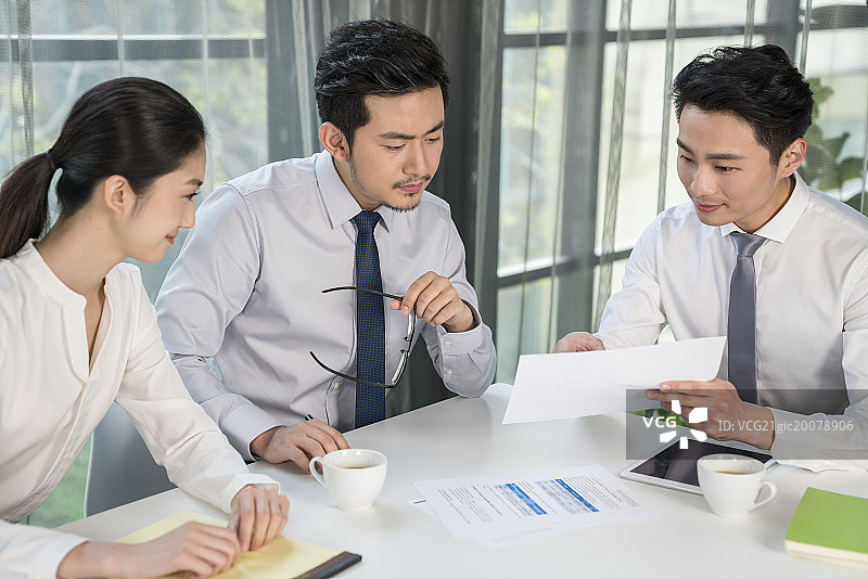 商务人士在会议室开会图片素材