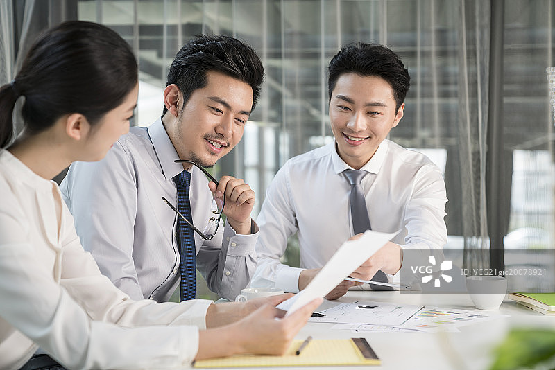 商务人士在会议室开会图片素材