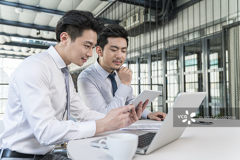 商务人士在会议室开会图片素材