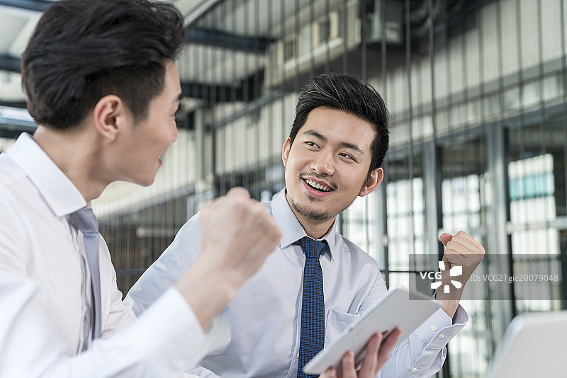 商务人士在会议室开会图片素材