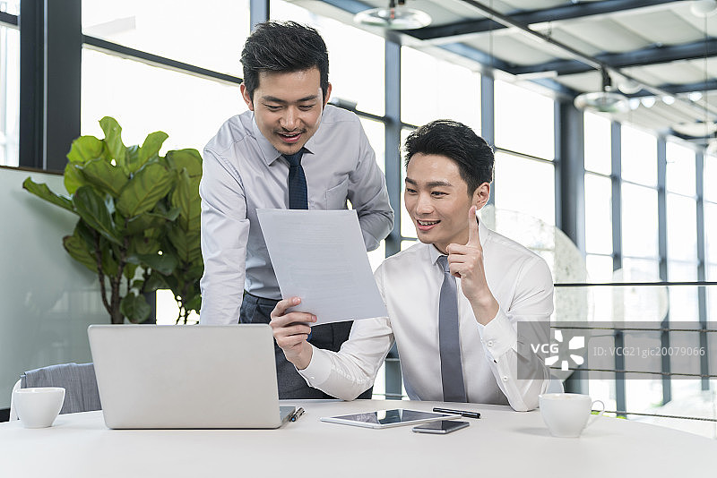 商务人士在会议室开会图片素材