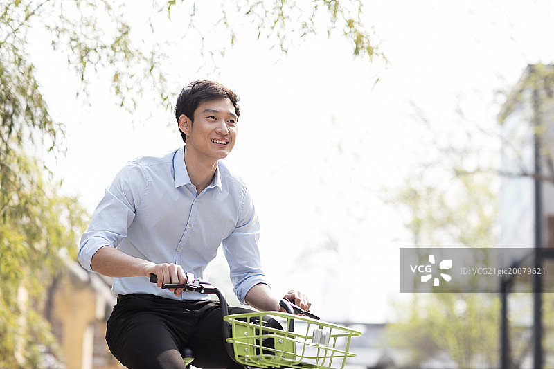 年轻男子骑共享单车图片素材
