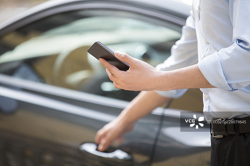 年轻商务男子开车门图片素材