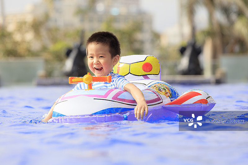 在游泳的小男孩图片素材