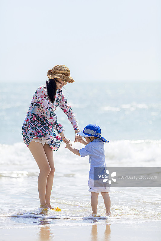 母子在海滩玩耍图片素材