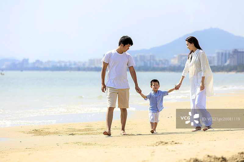 一家三口在海滩散步图片素材