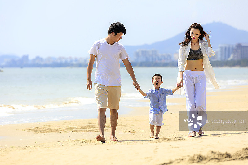 一家三口在海滩散步图片素材