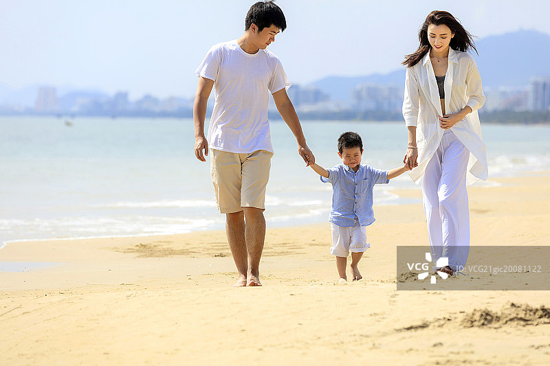 一家三口在海滩散步图片素材