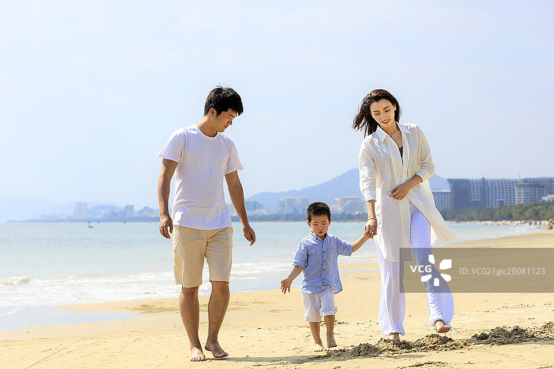 一家三口在海滩散步图片素材