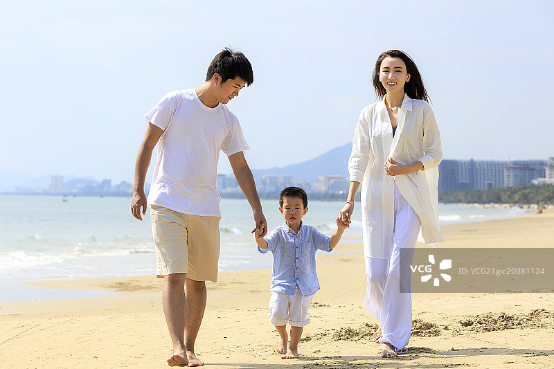 一家三口在海滩散步图片素材
