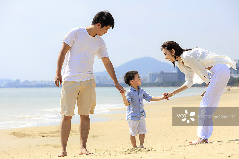 一家三口在海滩散步图片素材