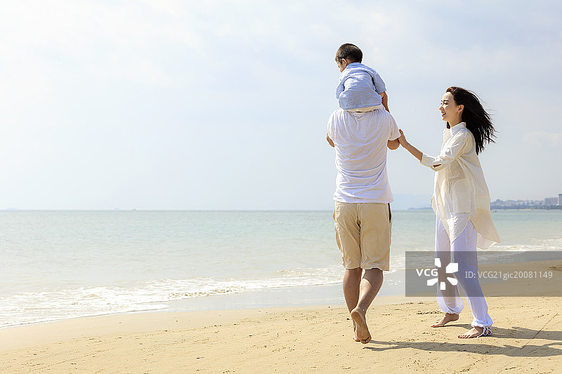 一家三口在海滩散步图片素材