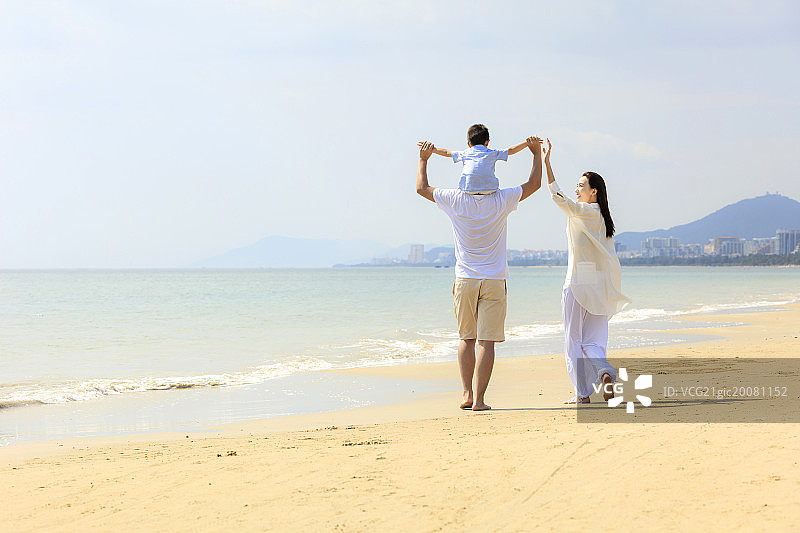 一家三口在海滩散步图片素材