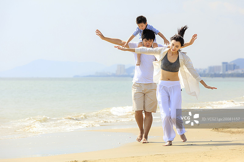一家三口在海滩散步图片素材