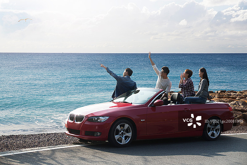 青年男女自驾游图片素材