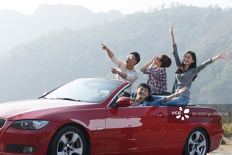 青年男女自驾游图片素材