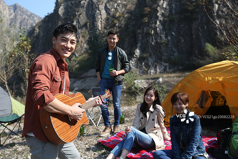 青年男女在山里露营图片素材