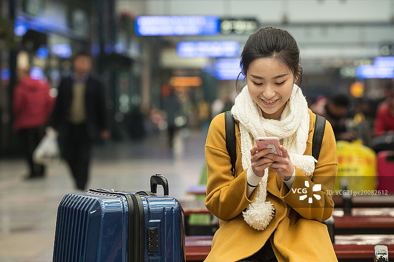 青年女人在火车站图片素材