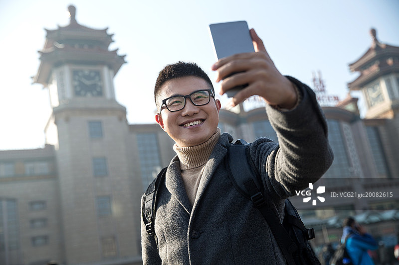 青年男人在火车站图片素材