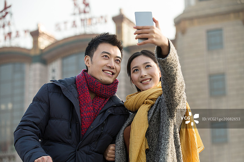 青年情侣在火车站图片素材