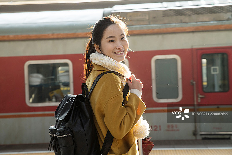 青年女人在车站月台图片素材