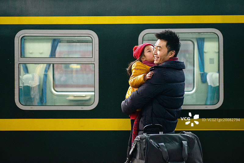 父亲和女儿在车站月台图片素材