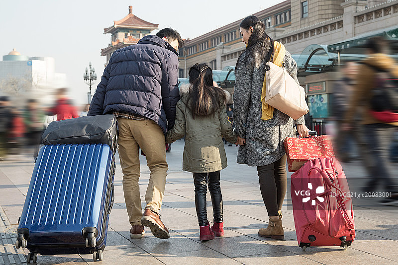 幸福家庭在火车站图片素材