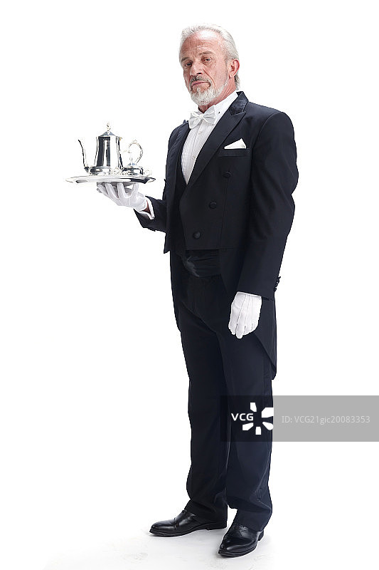 一个男侍者托着银餐具图片素材